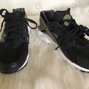 NEW Nike Huarache 4 Youth - black and army green